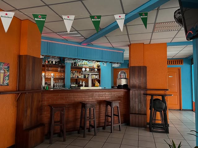 Autre angle de l'intérieur du Bar Le 13