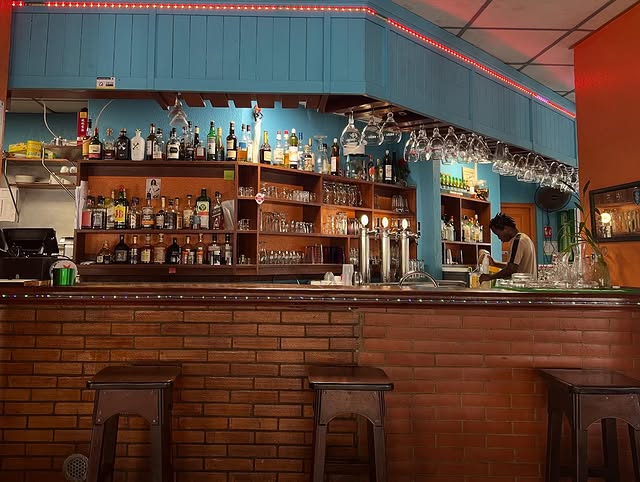 Vue sur le bar depuis la salle