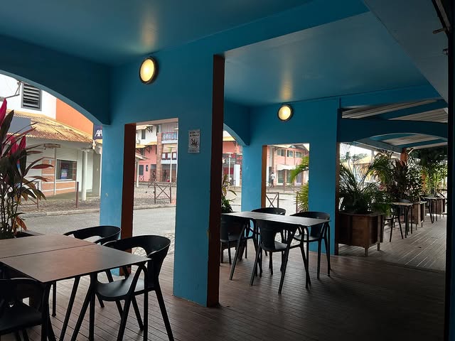 Comptoir et salle du Bar Le 13, ambiance chaleureuse aux tons bleu et orange